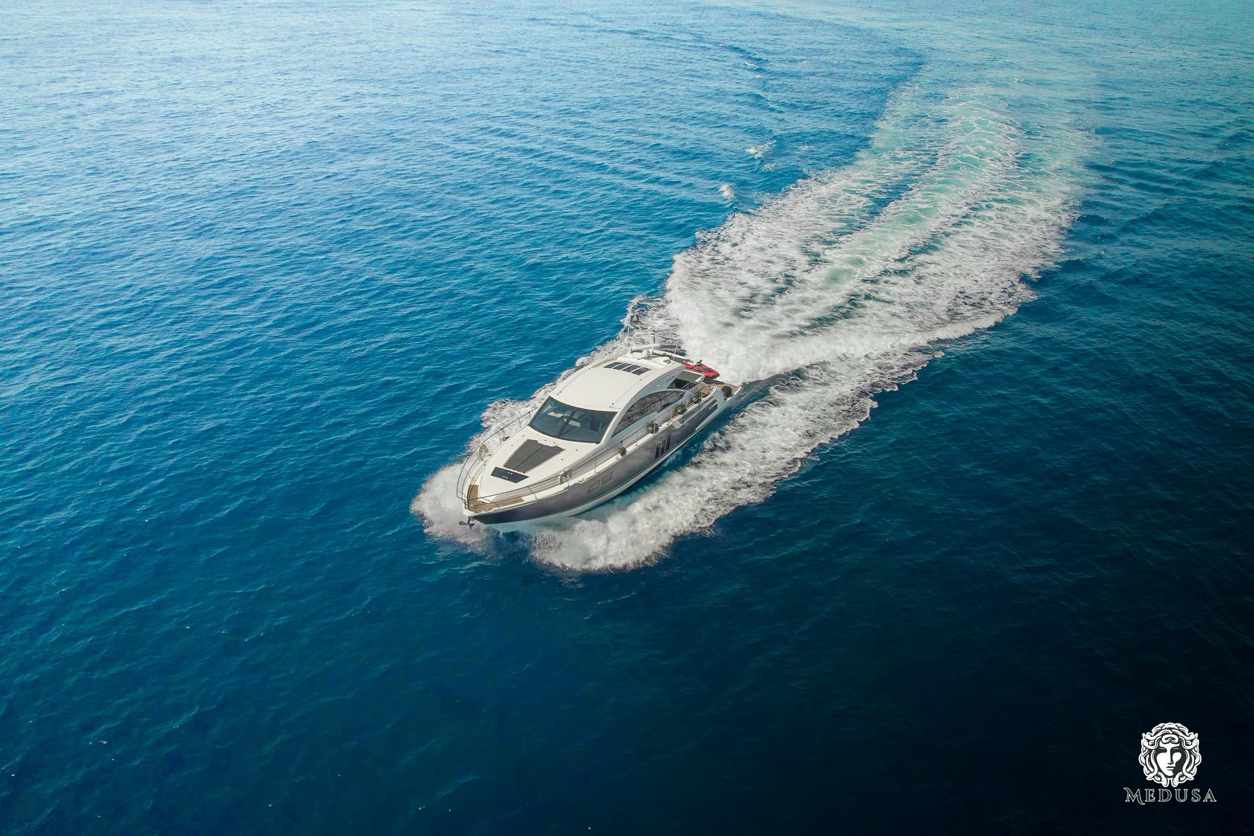 Fairline Targa MEDUSA cruising